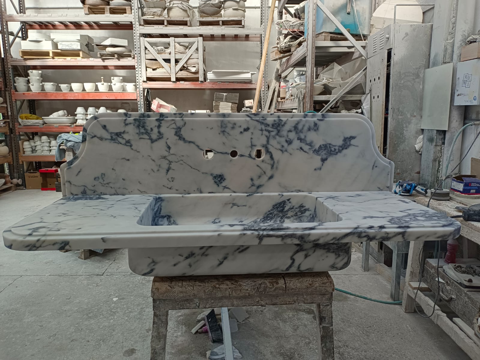 LAVABO ENCIMERA EN MARMOL PIEL DE TIGRE
